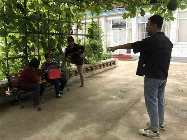 Bộ ba cụ bà rapper điền viên Trung Quốc sống cháy hết mình để an hưởng tuổi già