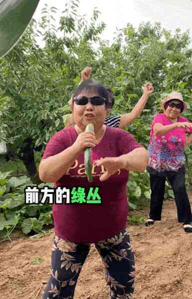 Bộ ba cụ bà rapper điền viên Trung Quốc sống cháy hết mình để an hưởng tuổi già - Ảnh 3. Bộ ba cụ bà rapper điền viên Trung Quốc sống cháy hết mình để an hưởng tuổi già - Ảnh 3.