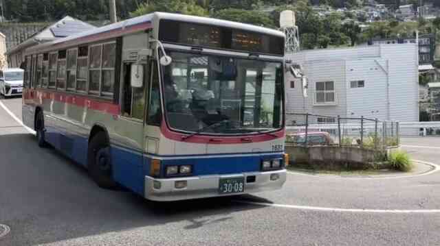 Tài xế xe buýt Nhật gây bất ngờ với khả năng vào cua hoàn hảo trên đường núi quanh co - Ảnh 1.