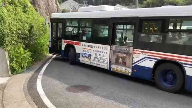 Tài xế xe buýt Nhật gây bất ngờ với khả năng vào cua hoàn hảo trên đường núi quanh co - Ảnh 3.