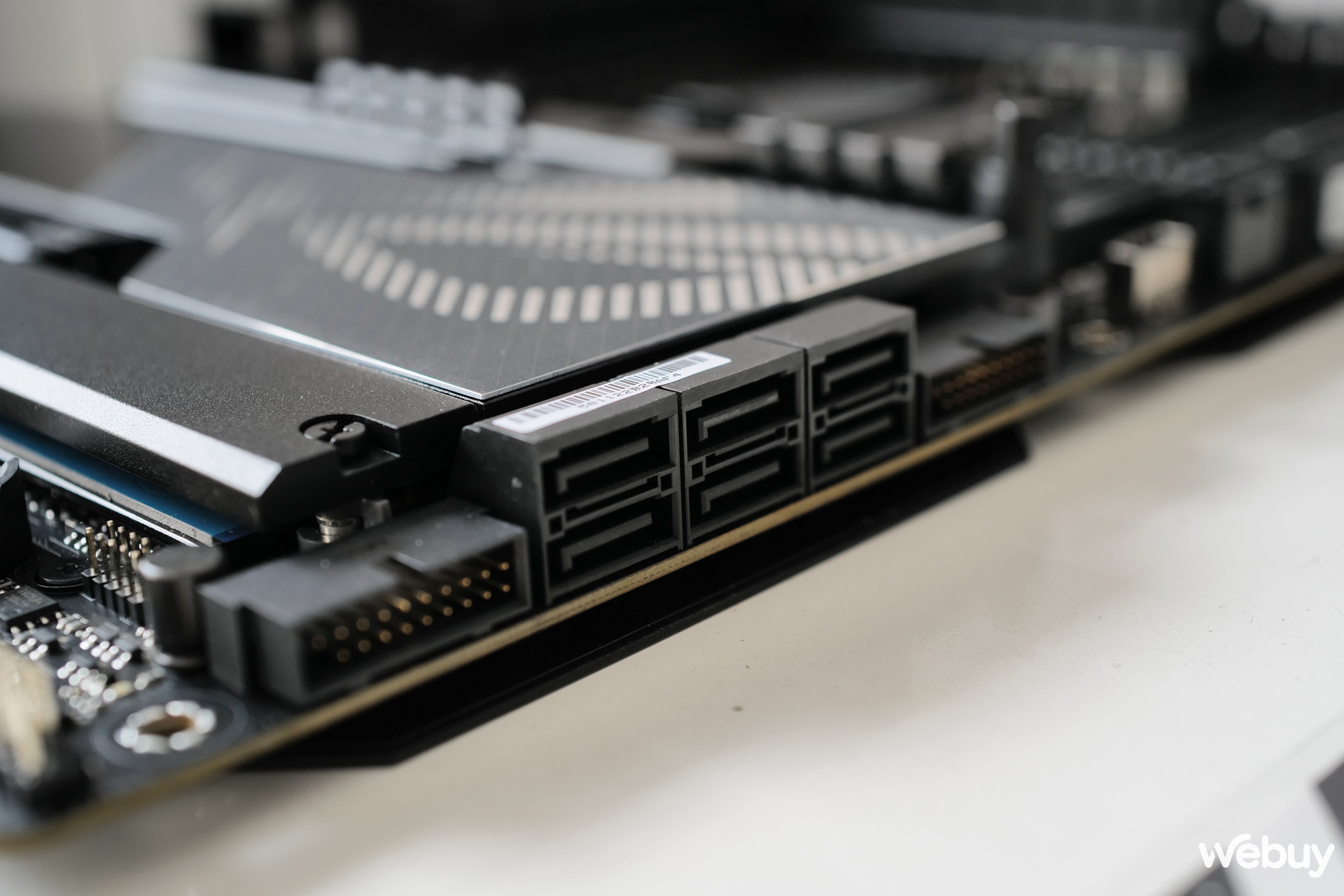 Mở hộp bo mạch chủ ASUS ROG Maximus Z790 Hero: Giá gần 20 triệu đồng, nhưng 'đắt có xắt ra miếng'? - Ảnh 11. Mở hộp bo mạch chủ ASUS ROG Maximus Z790 Hero: Giá gần 20 triệu đồng, nhưng 'đắt có xắt ra miếng'? - Ảnh 11.