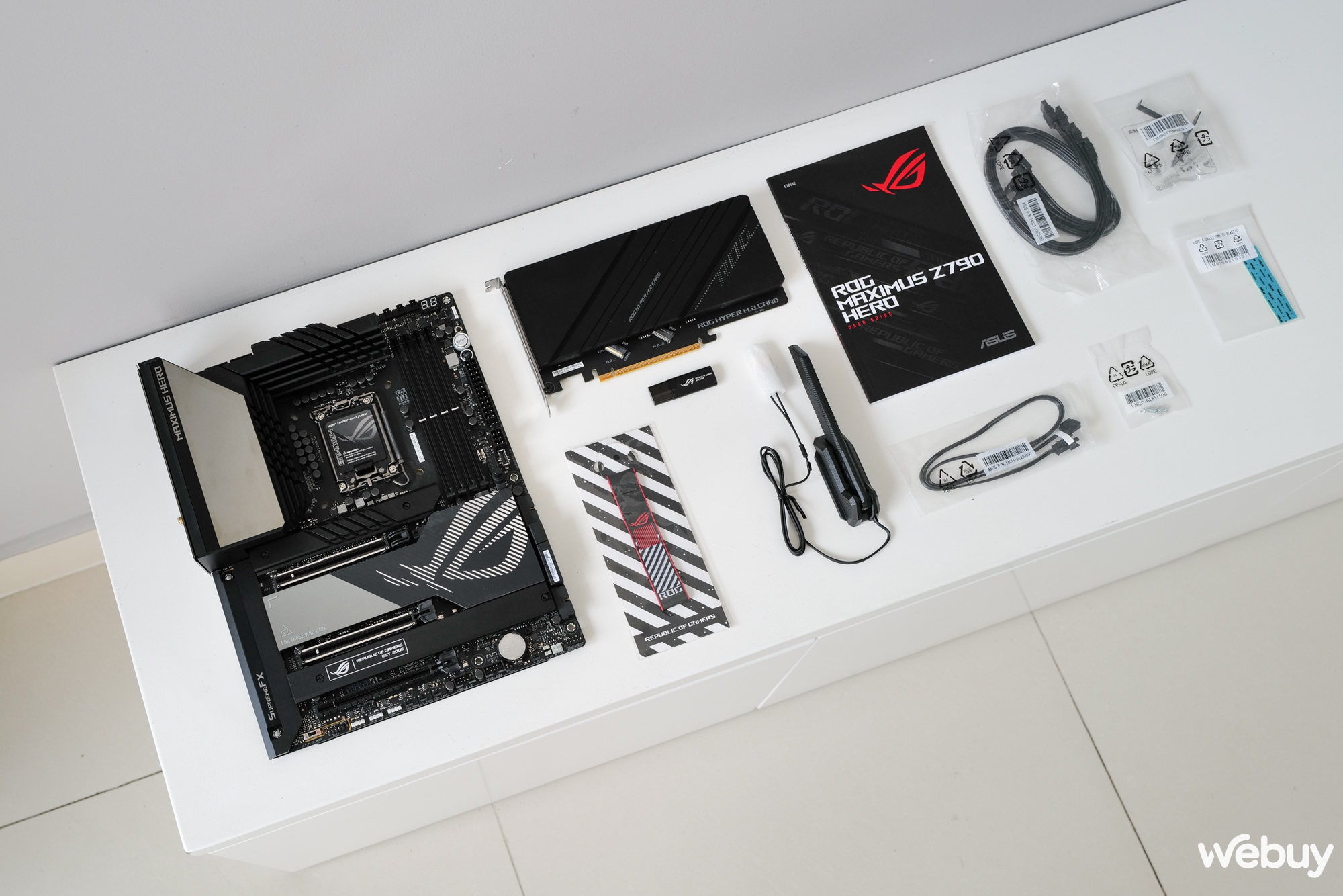 Mở hộp bo mạch chủ ASUS ROG Maximus Z790 Hero: Giá gần 20 triệu đồng, nhưng 'đắt có xắt ra miếng'? - Ảnh 3. Mở hộp bo mạch chủ ASUS ROG Maximus Z790 Hero: Giá gần 20 triệu đồng, nhưng 'đắt có xắt ra miếng'? - Ảnh 3.