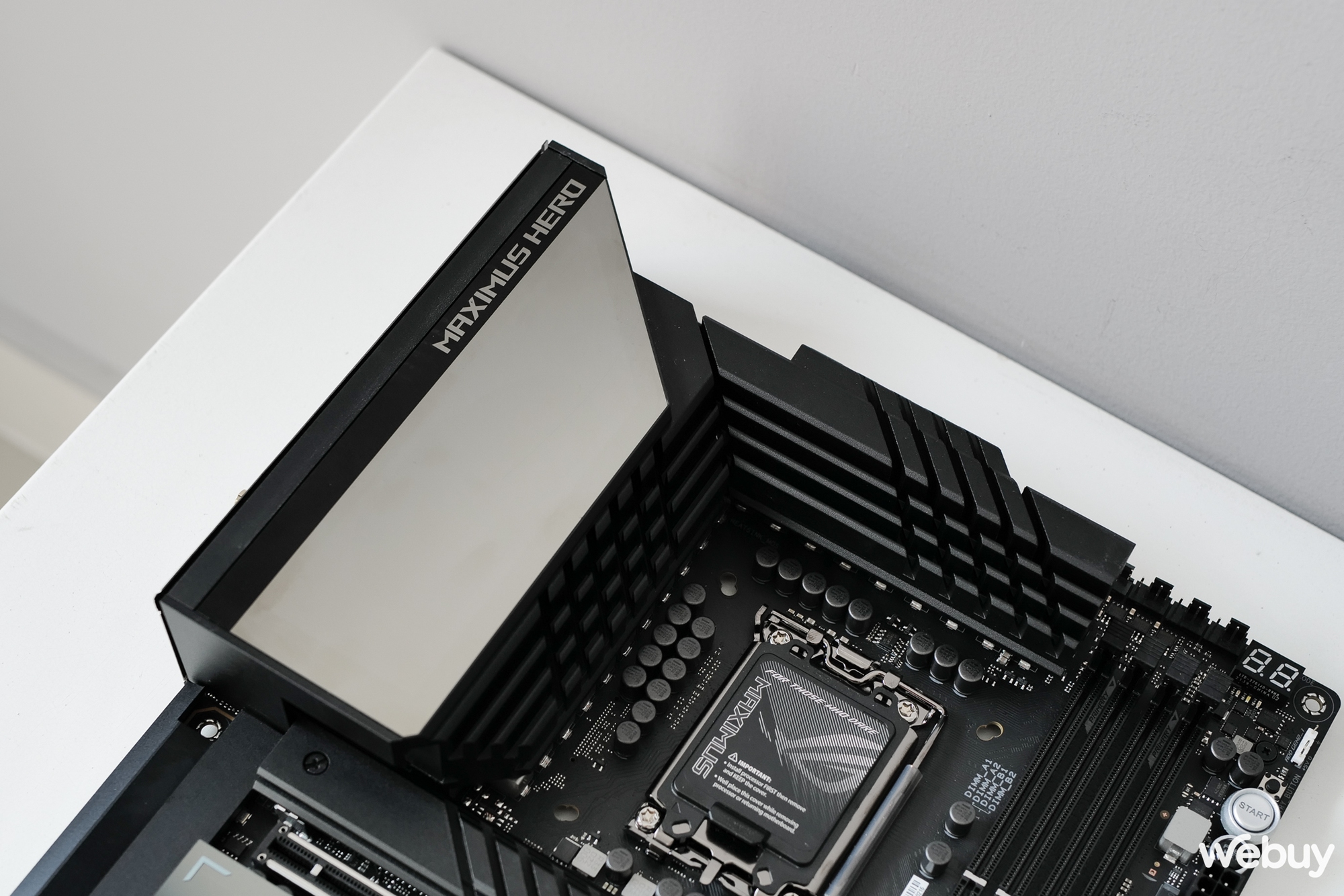Mở hộp bo mạch chủ ASUS ROG Maximus Z790 Hero: Giá gần 20 triệu đồng, nhưng 'đắt có xắt ra miếng'? - Ảnh 5. Mở hộp bo mạch chủ ASUS ROG Maximus Z790 Hero: Giá gần 20 triệu đồng, nhưng 'đắt có xắt ra miếng'? - Ảnh 5.
