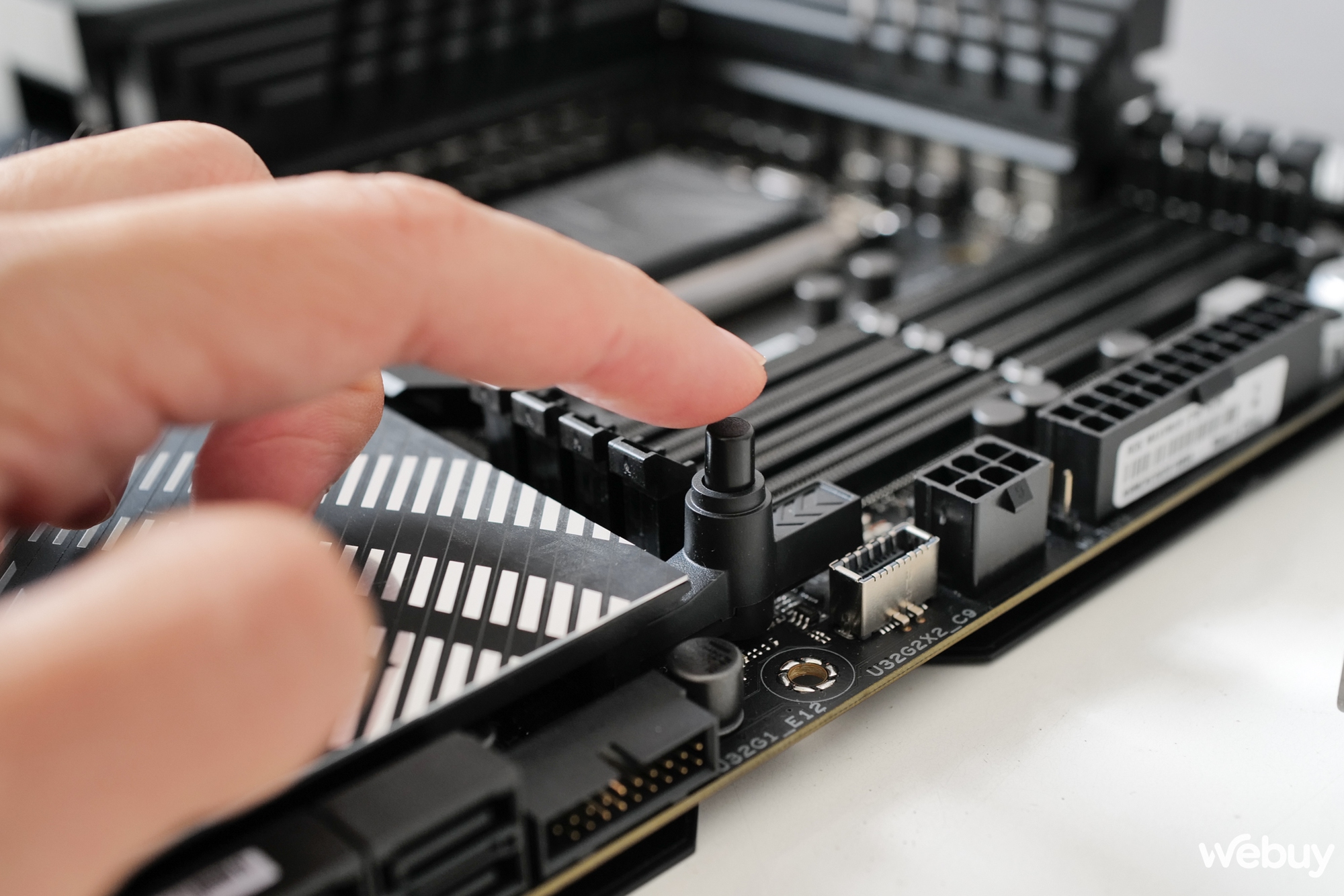 Mở hộp bo mạch chủ ASUS ROG Maximus Z790 Hero: Giá gần 20 triệu đồng, nhưng 'đắt có xắt ra miếng'? - Ảnh 7. Mở hộp bo mạch chủ ASUS ROG Maximus Z790 Hero: Giá gần 20 triệu đồng, nhưng 'đắt có xắt ra miếng'? - Ảnh 7.