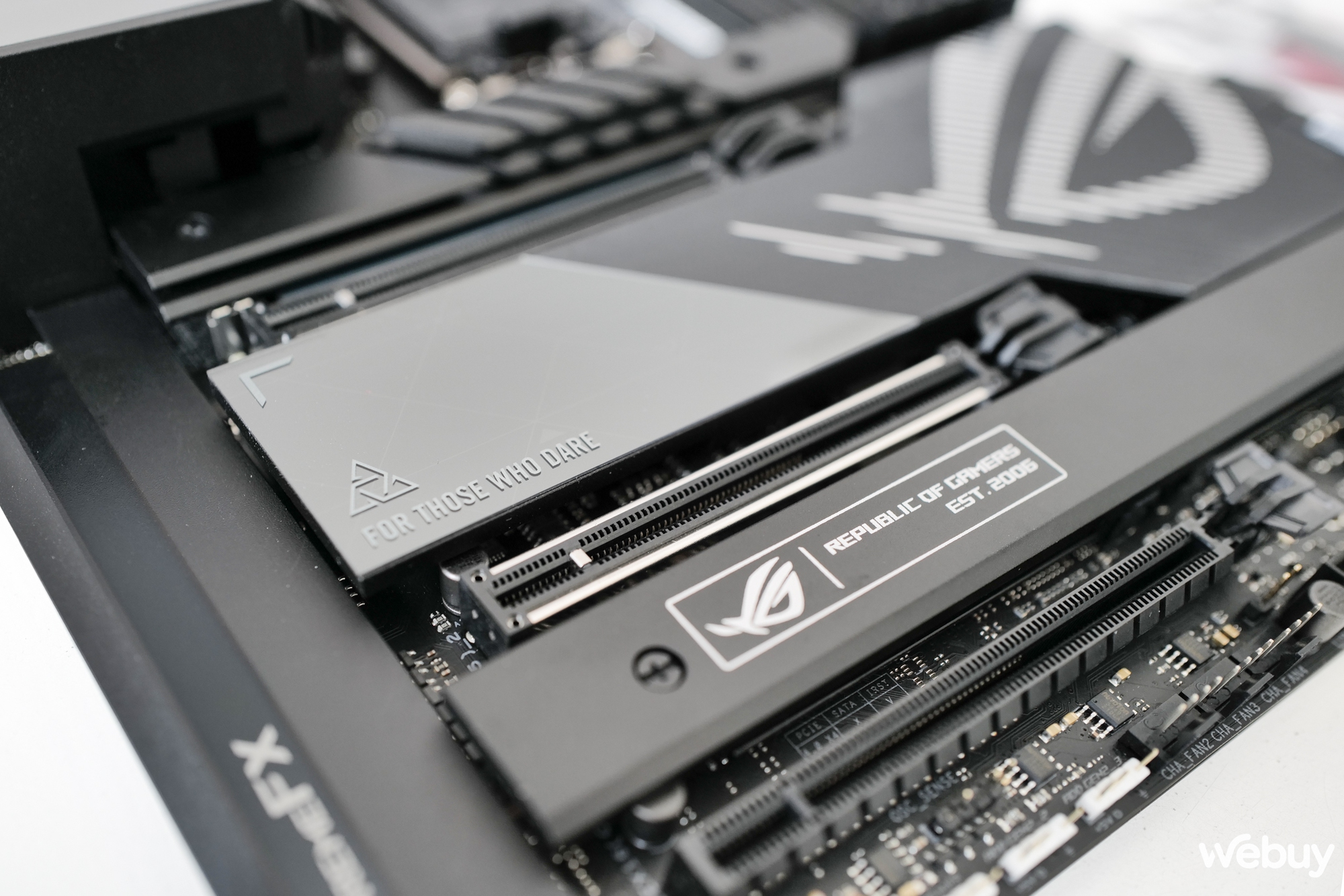 Mở hộp bo mạch chủ ASUS ROG Maximus Z790 Hero: Giá gần 20 triệu đồng, nhưng 'đắt có xắt ra miếng'? - Ảnh 9. Mở hộp bo mạch chủ ASUS ROG Maximus Z790 Hero: Giá gần 20 triệu đồng, nhưng 'đắt có xắt ra miếng'? - Ảnh 9.