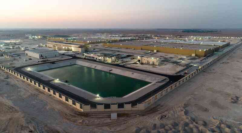 Siêu nhà máy quang điện cùng hồ chứa nước dung tích khủng giữa sa mạc phục vụ World Cup 2022 - Ảnh 3.