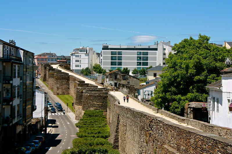 Đây là thành phố duy nhất trên thế giới được bao quanh bởi những bức tường La Mã hoàn toàn nguyên vẹn - Ảnh 2.