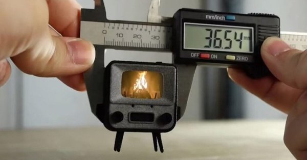 Đây chính là chiếc TV nhỏ nhất thế giới, có kích thước chỉ bằng một con tem!