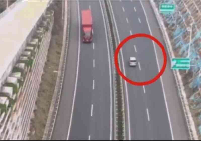Màn giải cứu tài xế bị kẹt trên ô tô ở vận tốc 126 km/h như phim hành động Hollywood