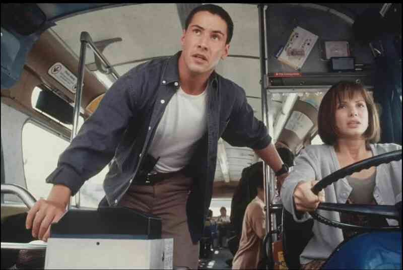 Màn giải cứu tài xế bị kẹt trên ô tô ở vận tốc 126 km/h như phim hành động Hollywood - Ảnh 2. Màn giải cứu tài xế bị kẹt trên ô tô ở vận tốc 126 km/h như phim hành động Hollywood - Ảnh 2.
