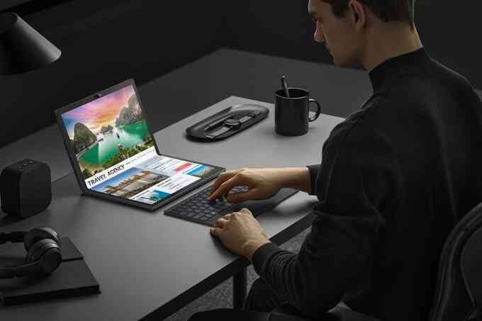 Zenbook 17 Fold OLED có thể gập đôi màn hình hoặc sử dụng như một chiếc máy tính bảng cỡ lớn (Ảnh: Asus).