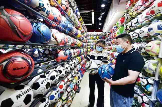 Sức nóng World Cup khiến chợ lớn nhất Trung Quốc “cháy hàng' liên tục: Công nhân tăng ca 13 giờ/ngày vẫn không hết việc