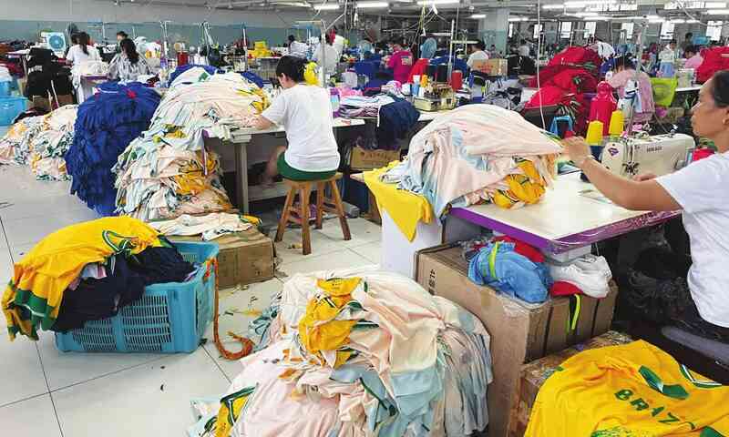 Sức nóng World Cup khiến chợ lớn nhất Trung Quốc “cháy hàng' liên tục: Công nhân tăng ca 13 giờ/ngày vẫn không hết việc - Ảnh 2. Sức nóng World Cup khiến chợ lớn nhất Trung Quốc “cháy hàng' liên tục: Công nhân tăng ca 13 giờ/ngày vẫn không hết việc - Ảnh 2.