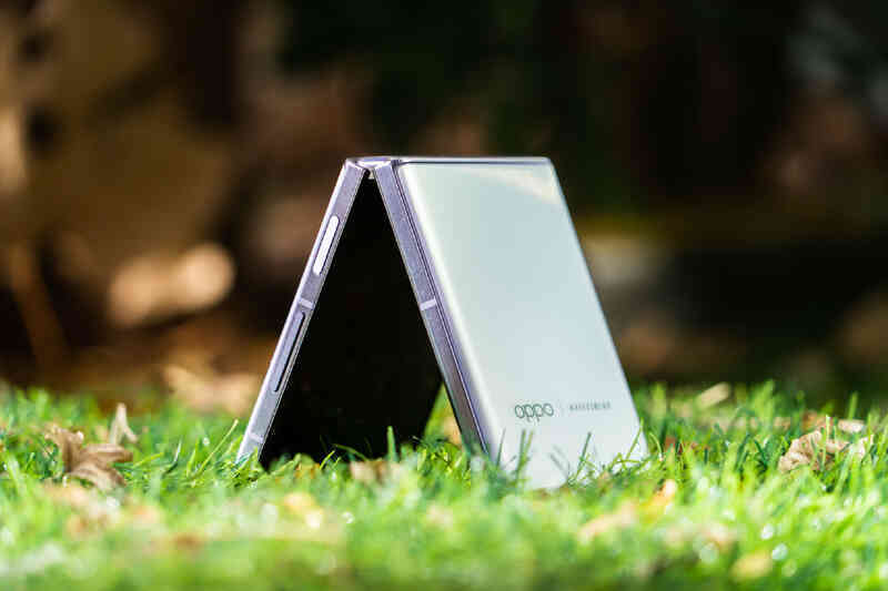 Ảnh thực tế OPPO Find N2 Flip: Đây là cách OPPO "đối mặt" Samsung! - Ảnh 2. Ảnh thực tế OPPO Find N2 Flip: Đây là cách OPPO "đối mặt" Samsung! - Ảnh 2.