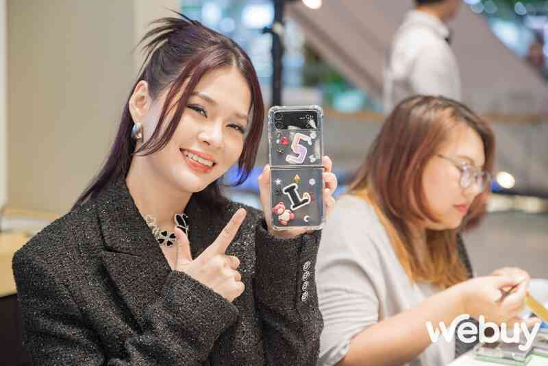Chơi hàng độc mùa Noel năm nay với các bộ phụ kiện, sticker độc đáo của Galaxy Z Flip4 tại cửa hàng trải nghiệm Samsung - Ảnh 14. Chơi hàng độc mùa Noel năm nay với các bộ phụ kiện, sticker độc đáo của Galaxy Z Flip4 tại cửa hàng trải nghiệm Samsung - Ảnh 14.