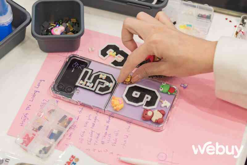 Chơi hàng độc mùa Noel năm nay với các bộ phụ kiện, sticker độc đáo của Galaxy Z Flip4 tại cửa hàng trải nghiệm Samsung - Ảnh 15. Chơi hàng độc mùa Noel năm nay với các bộ phụ kiện, sticker độc đáo của Galaxy Z Flip4 tại cửa hàng trải nghiệm Samsung - Ảnh 15.
