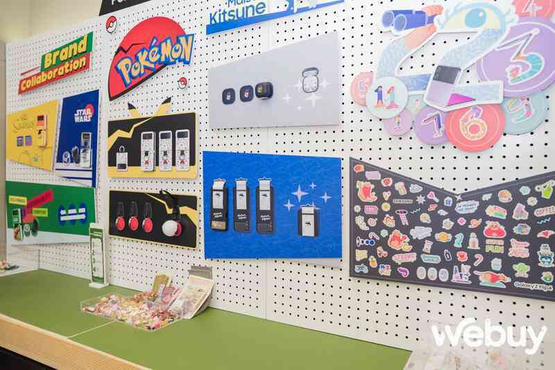 Chơi hàng độc mùa Noel năm nay với các bộ phụ kiện, sticker độc đáo của Galaxy Z Flip4 tại cửa hàng trải nghiệm Samsung - Ảnh 3. Chơi hàng độc mùa Noel năm nay với các bộ phụ kiện, sticker độc đáo của Galaxy Z Flip4 tại cửa hàng trải nghiệm Samsung - Ảnh 3.