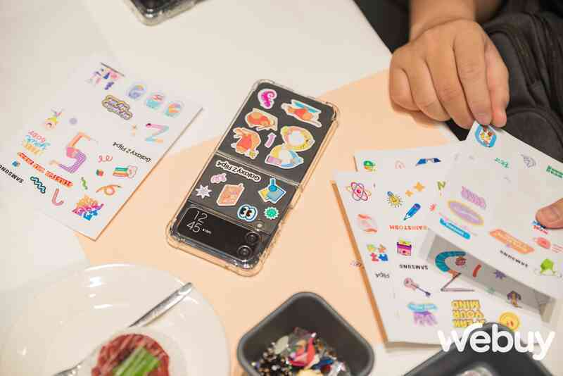 Chơi hàng độc mùa Noel năm nay với các bộ phụ kiện, sticker độc đáo của Galaxy Z Flip4 tại cửa hàng trải nghiệm Samsung - Ảnh 8. Chơi hàng độc mùa Noel năm nay với các bộ phụ kiện, sticker độc đáo của Galaxy Z Flip4 tại cửa hàng trải nghiệm Samsung - Ảnh 8.