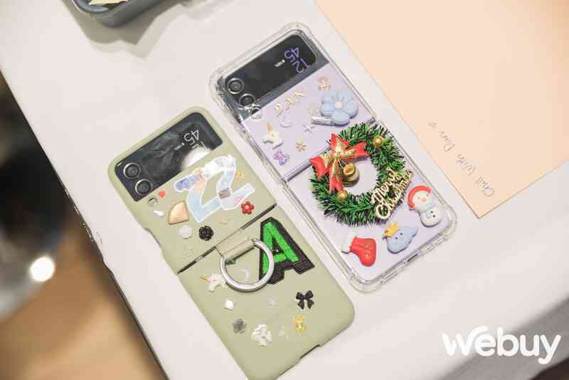 Chơi hàng độc mùa Noel năm nay với các bộ phụ kiện, sticker độc đáo của Galaxy Z Flip4 tại cửa hàng trải nghiệm Samsung - Ảnh 10. Chơi hàng độc mùa Noel năm nay với các bộ phụ kiện, sticker độc đáo của Galaxy Z Flip4 tại cửa hàng trải nghiệm Samsung - Ảnh 10.