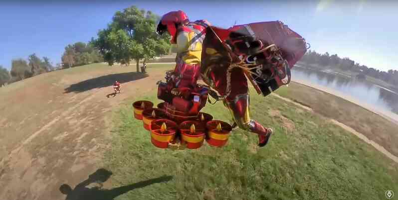 Bộ giáp Iron Man đời thực với khả năng tự động bay về phía người mặc giống hệt phim Marvel - Ảnh 6. Bộ giáp Iron Man đời thực với khả năng tự động bay về phía người mặc giống hệt phim Marvel - Ảnh 6.