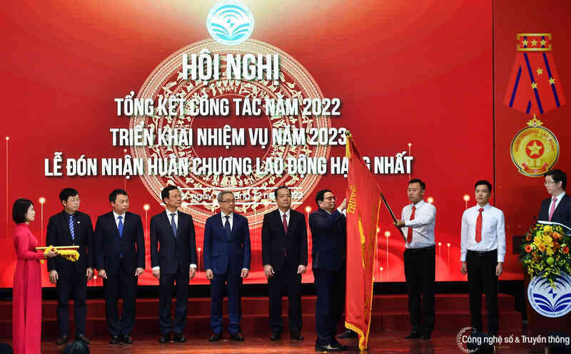 Bộ Thông tin và Truyền thông nhận Huân chương Lao động hạng Nhất