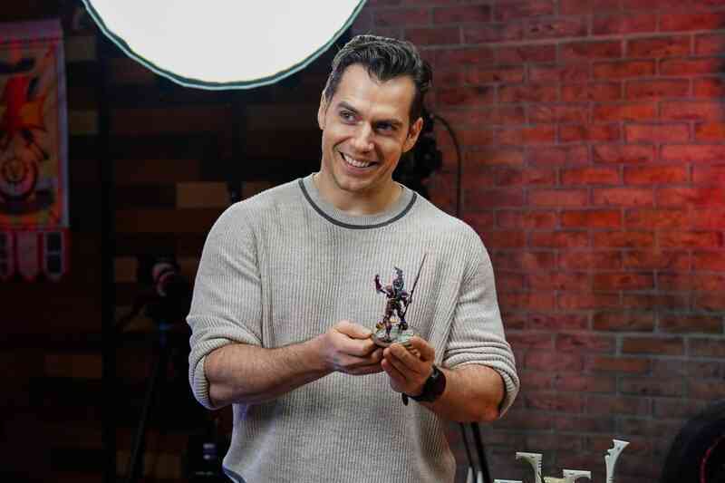 Vừa mất vai Superman, Henry Cavill lập tức cùng bạn gái xây dựng vũ trụ điện ảnh mới với dự án Warhammer 40.000