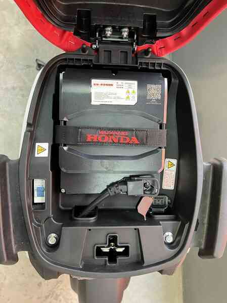 Xe máy điện Honda U-Be giá 29 triệu tại Việt Nam, tầm hoạt động 80km mỗi lần sạc - Ảnh 6. Xe máy điện Honda U-Be giá 29 triệu tại Việt Nam, tầm hoạt động 80km mỗi lần sạc - Ảnh 6.
