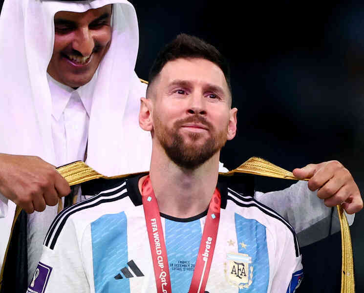 Ý nghĩa của chiếc áo choàng Messi mặc khi nhận cúp