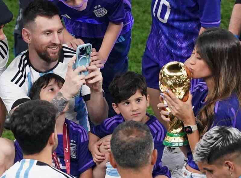 Sự thật bức ảnh con Messi ngất xỉu trên khán đài khi bố vô địch World Cup 2022