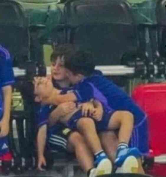 Sự thật bức ảnh con Messi ngất xỉu trên khán đài khi bố vô địch World Cup 2022 - Ảnh 2.