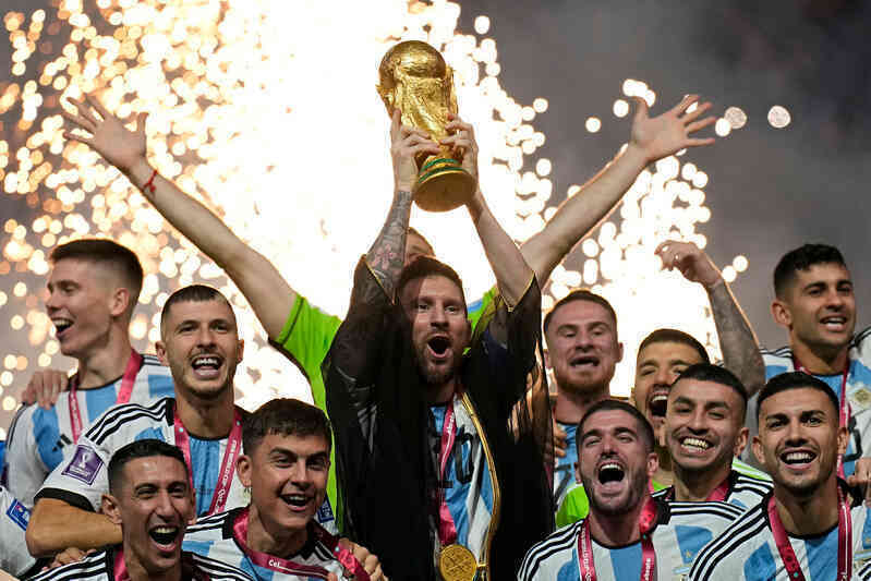 Sự thật thú vị về Cúp vàng World Cup: chiếc cúp Messi nhận được chỉ là bản sao và FIFA sắp thay cúp mới vì... không còn đủ chỗ khắc tên cho nhà vô địch - Ảnh 3.