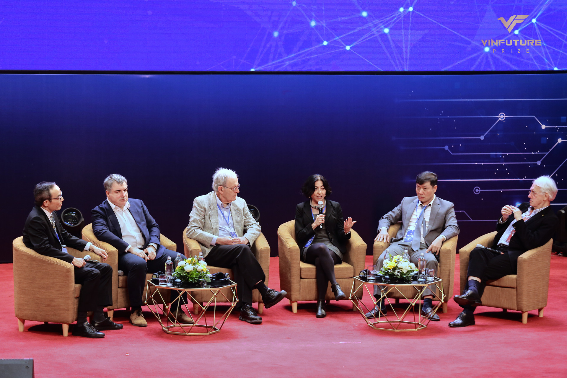 Đến Việt Nam tham dự VinFuture, Giáo sư đoạt giải Nobel Vật lý chia sẻ điều có giá trị hơn việc nhận được 1 tỷ đôla - Ảnh 2. Đến Việt Nam tham dự VinFuture, Giáo sư đoạt giải Nobel Vật lý chia sẻ điều có giá trị hơn việc nhận được 1 tỷ đôla - Ảnh 2.