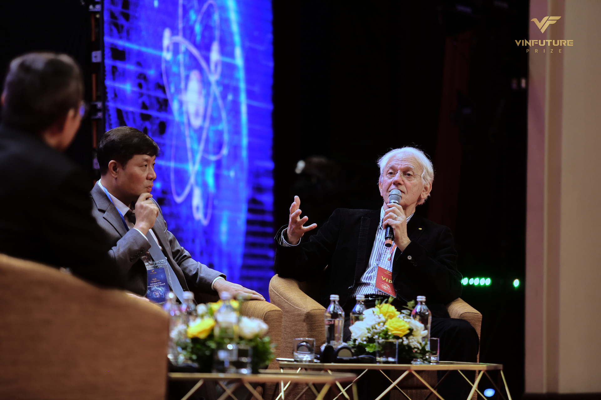 Đến Việt Nam tham dự VinFuture, Giáo sư đoạt giải Nobel Vật lý chia sẻ điều có giá trị hơn việc nhận được 1 tỷ đôla - Ảnh 9. Đến Việt Nam tham dự VinFuture, Giáo sư đoạt giải Nobel Vật lý chia sẻ điều có giá trị hơn việc nhận được 1 tỷ đôla - Ảnh 9.