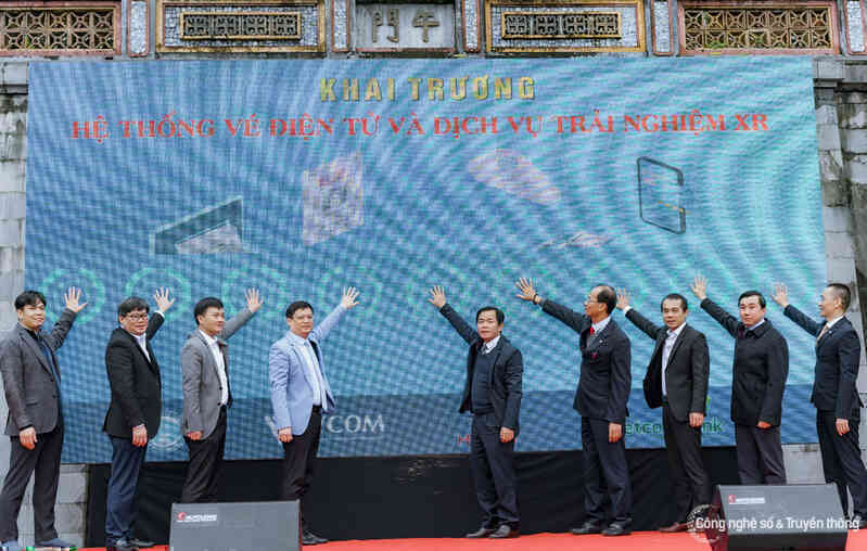 Du khách đến Quần thể Di tích Cố đô Huế quét mã QR để thanh toán phí tham quan
