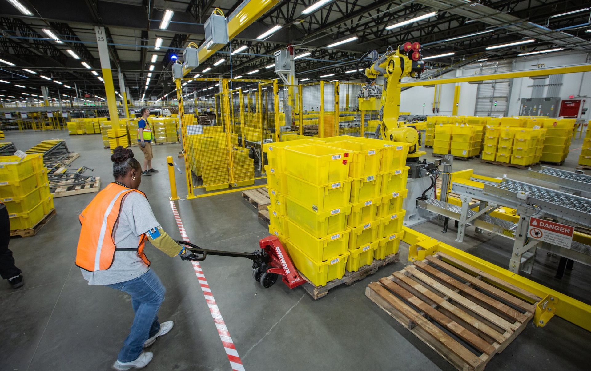 Ác mộng của nhân viên Amazon: Có người 20 tuổi nhưng trông không khác gì ngoài 50 - Ảnh 3. Ác mộng của nhân viên Amazon: Có người 20 tuổi nhưng trông không khác gì ngoài 50 - Ảnh 3.