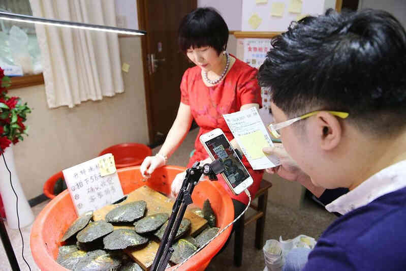 Cơn sốt mổ trai lấy ngọc ở Trung Quốc và cái bẫy đánh lừa người tiêu dùng: Người nổi tiếng cũng nghiện, thức thâu đêm để xem livestream