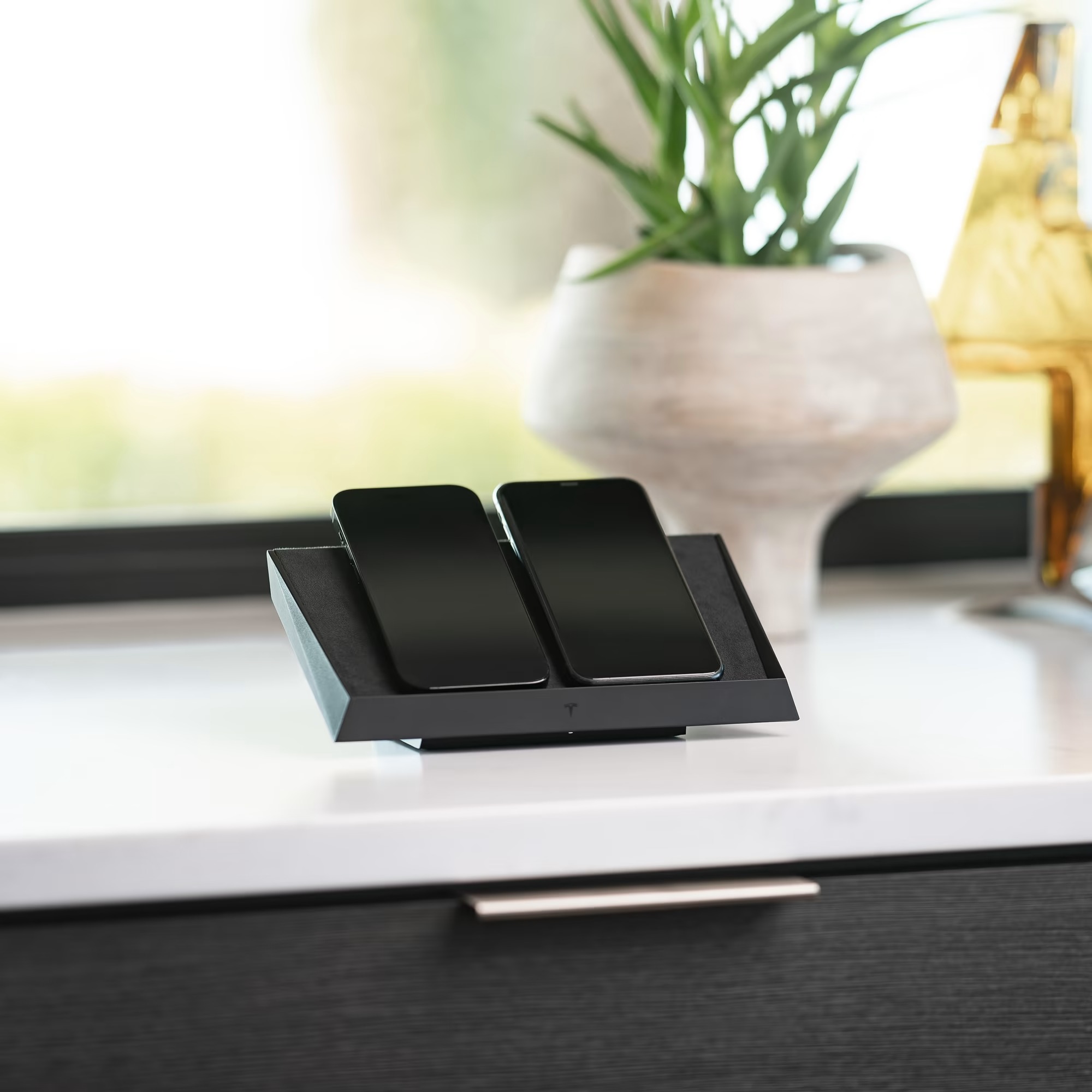 Tesla ra mắt bộ sạc không dây giống AirPower, sạc được 3 thiết bị cùng lúc, giá 300 USD
