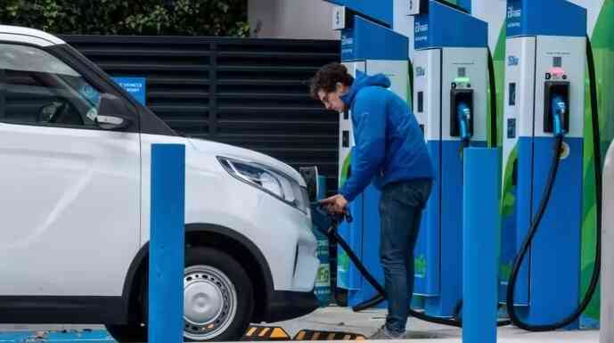 Nghịch lý ngành xe điện tại châu Âu: Tất tay phát triển xe xanh nhưng sạc đầy pin xe điện lại đắt đỏ hơn đổ đầy 1 bình xăng - Ảnh 2. Nghịch lý ngành xe điện tại châu Âu: Tất tay phát triển xe xanh nhưng sạc đầy pin xe điện lại đắt đỏ hơn đổ đầy 1 bình xăng - Ảnh 2.
