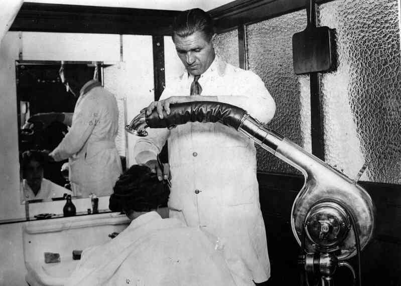 100 năm trước, những chiếc máy sấy tóc có vẻ ngoài như thế nào? - Ảnh 4. 100 năm trước, những chiếc máy sấy tóc có vẻ ngoài như thế nào? - Ảnh 4.
