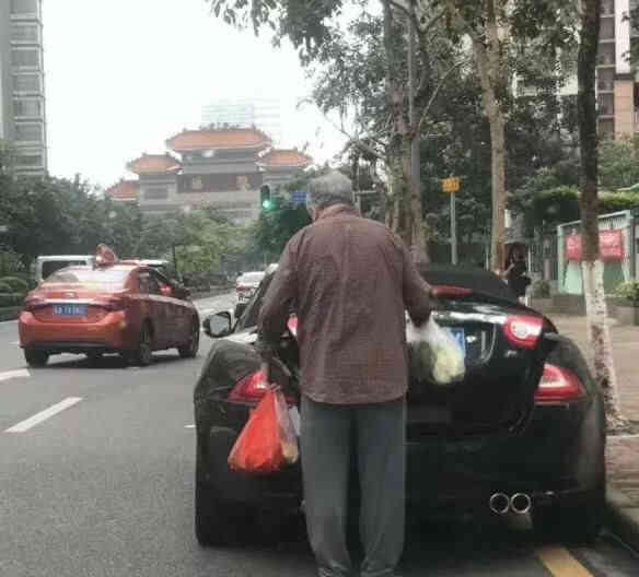 Giới giàu ngầm Quảng Đông: Có 10 tòa nhà cho thuê vẫn mở quán vịt vì đam mê, giao hàng bằng... BMW - Ảnh 2.