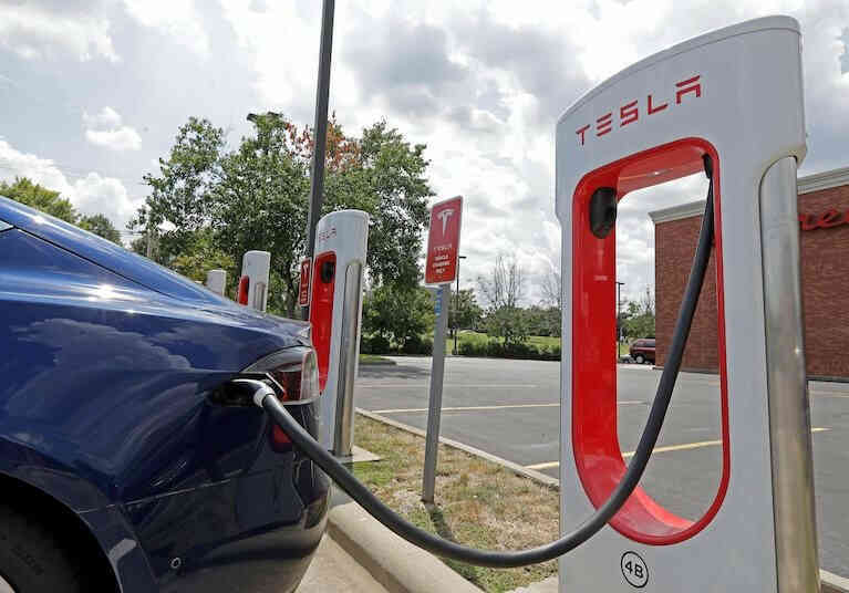 Tesla tiếp tục thống trị thị trường xe điện Mỹ, khoảng cách đang bị các đối thủ thu hẹp dần - Ảnh 2. Tesla tiếp tục thống trị thị trường xe điện Mỹ, khoảng cách đang bị các đối thủ thu hẹp dần - Ảnh 2.
