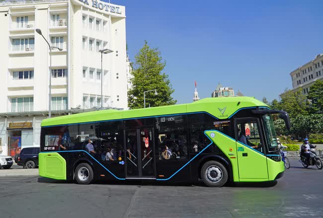 VinFast rục rịch làm bus lớn chưa từng có: 3 cửa đôi, bớt 'điệu' hơn mẫu hiện tại - Ảnh 2.