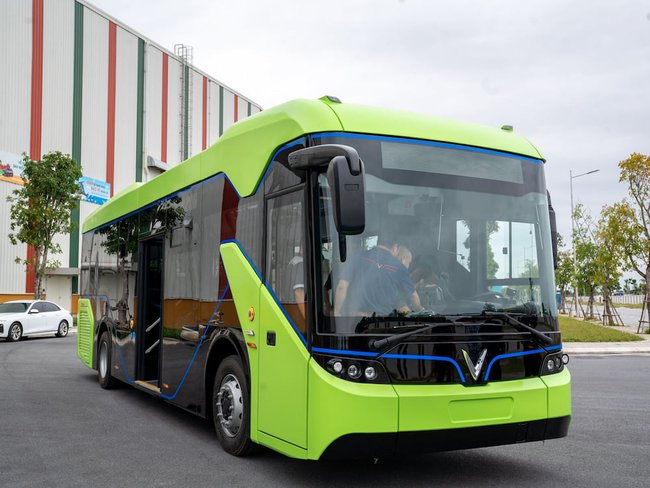 VinFast rục rịch làm bus lớn chưa từng có: 3 cửa đôi, bớt 'điệu' hơn mẫu hiện tại - Ảnh 3. VinFast rục rịch làm bus lớn chưa từng có: 3 cửa đôi, bớt 'điệu' hơn mẫu hiện tại - Ảnh 3.