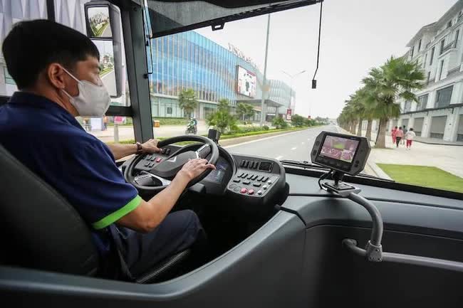 VinFast rục rịch làm bus lớn chưa từng có: 3 cửa đôi, bớt 'điệu' hơn mẫu hiện tại - Ảnh 4. VinFast rục rịch làm bus lớn chưa từng có: 3 cửa đôi, bớt 'điệu' hơn mẫu hiện tại - Ảnh 4.