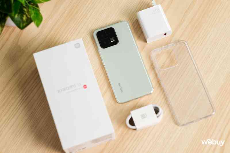 Xiaomi 13 "đo dáng" cùng iPhone 14 Pro và Xiaomi 12