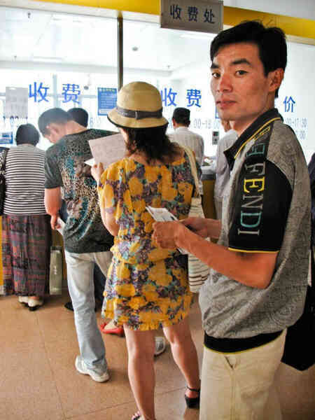 Những nghề nghiệp khó tin tồn tại ở Trung Quốc: Trở thành 'bao cát' để người khác 'xả stress' kiếm 70 triệu/tháng