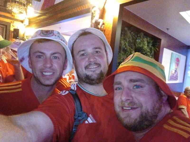 CĐV xứ Wales tại World Cup: Bị bạn gái phản đối vẫn 'liều mình' bay thẳng sang Qatar - Ảnh 2. CĐV xứ Wales tại World Cup: Bị bạn gái phản đối vẫn 'liều mình' bay thẳng sang Qatar - Ảnh 2.