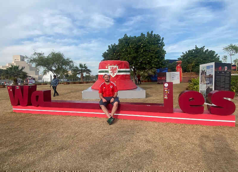 CĐV xứ Wales tại World Cup: Bị bạn gái phản đối vẫn 'liều mình' bay thẳng sang Qatar - Ảnh 3. CĐV xứ Wales tại World Cup: Bị bạn gái phản đối vẫn 'liều mình' bay thẳng sang Qatar - Ảnh 3.
