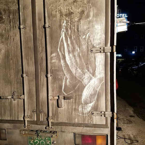 [Chùm ảnh] Chàng họa sĩ biến lớp bụi trên ô tô thành những bức vẽ đẹp hút hồn, ngắm xong cũng không nỡ lau đi - Ảnh 26.