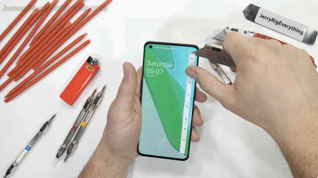 Kiểm chứng độ bền OnePlus 10 Pro và cái kết: Mỏng manh dễ vỡ, bẻ nhẹ là gãy - Ảnh 2. Kiểm chứng độ bền OnePlus 10 Pro và cái kết: Mỏng manh dễ vỡ, bẻ nhẹ là gãy - Ảnh 2.